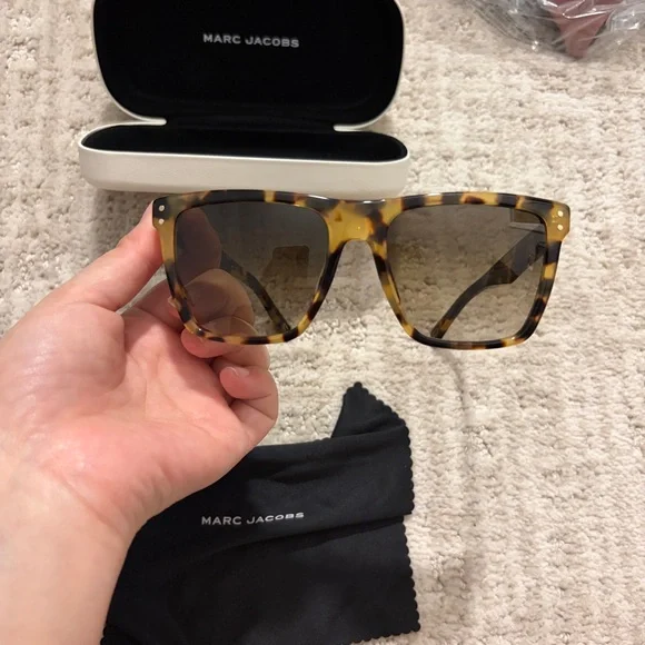 Marc Jacobs Flat Top Brown Gradient Tortoiseshell Square Frame Sunglasses - Picture 8 of 8